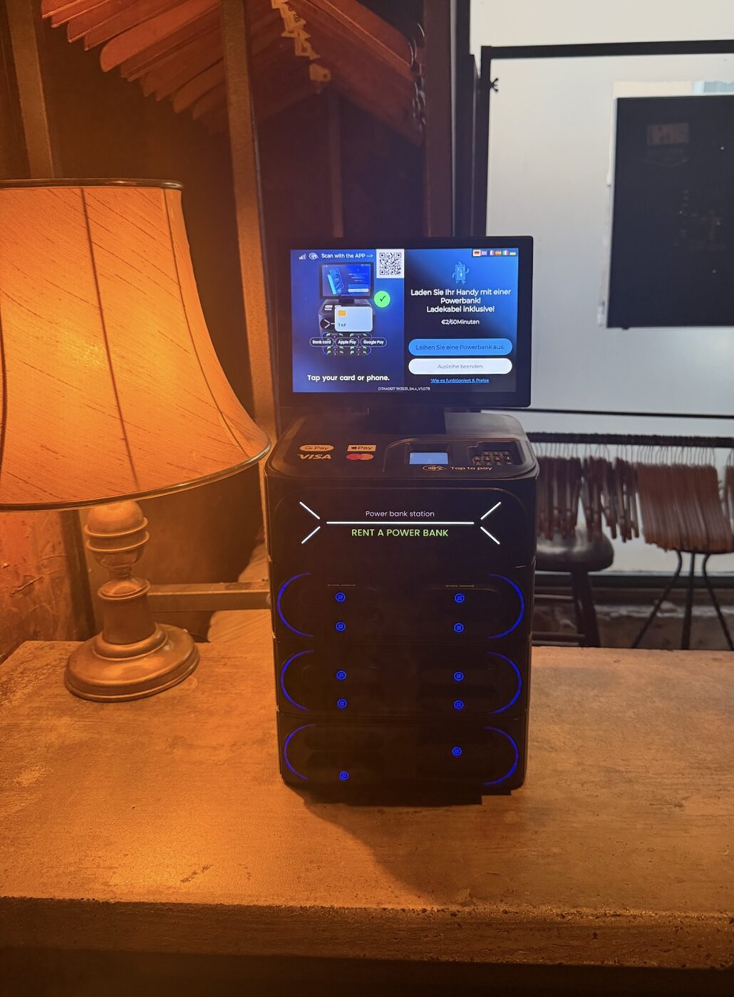 power2goo Powerbank-Automat auf dem Tresen einer Bar in Nürnberg
