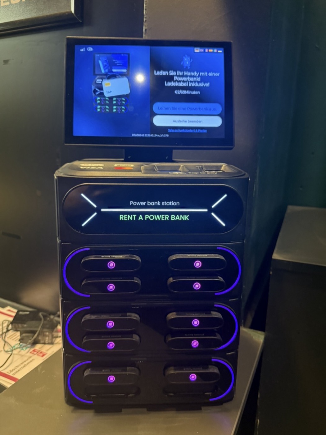 power2goo Powerbank-Station mit beleuchteten Slots in einem Club in Nürnberg