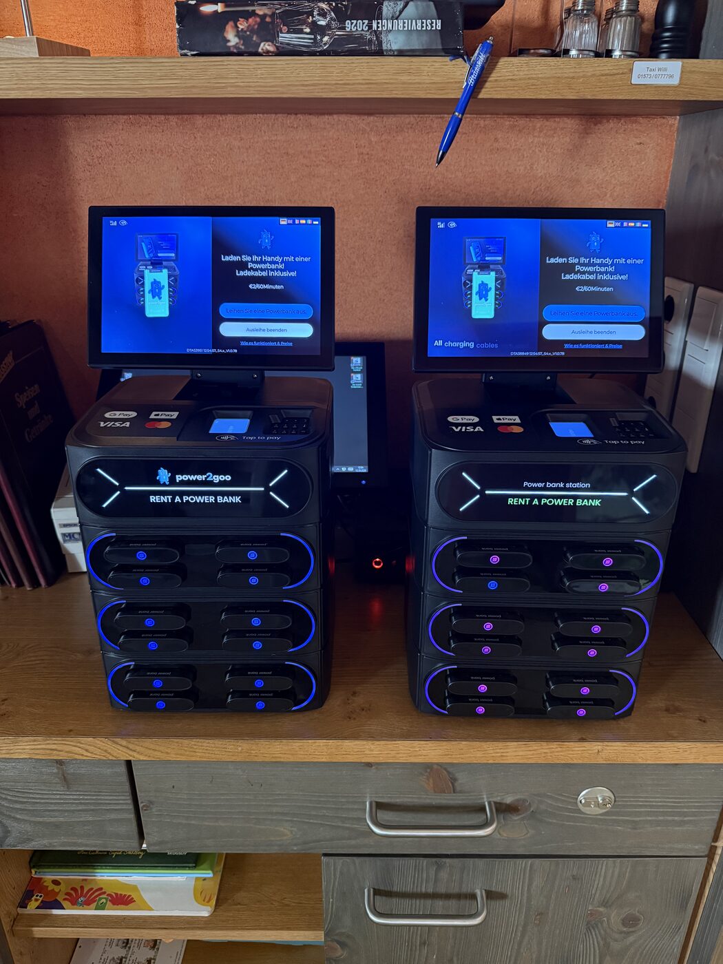 Zwei power2goo Powerbank-Stationen nebeneinander in einem Restaurant in Nürnberg