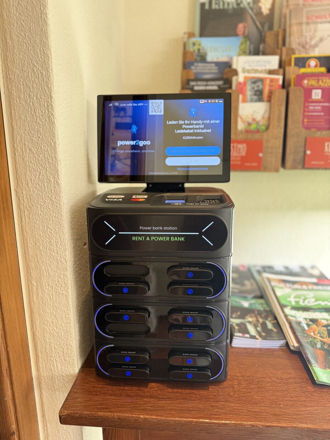 power2goo Powerbank-Station mit power2goo-Startbildschirm im Tapasistos in Nürnberg