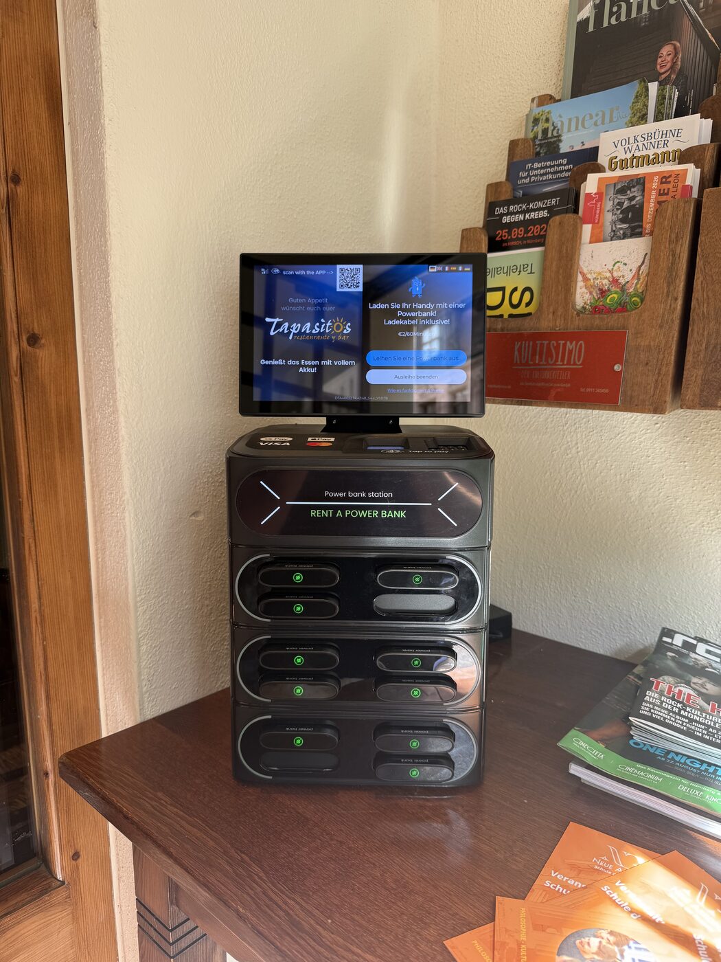 power2goo Powerbank-Station mit 12 Slots im Restaurant Tapasistos in Nürnberg